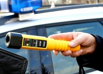 Pijany kierowca uderzył w&nbsp;zaparkowane auto, dalszą jazdę udaremnili świadkowie