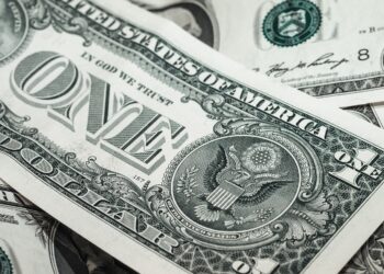 KAS wykryła nielegalny przewóz przez granicę 30 tys. dolarów