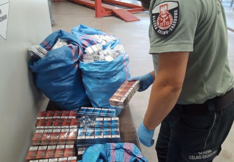 Przemyt prawie 1,5 tys. paczek papierosów