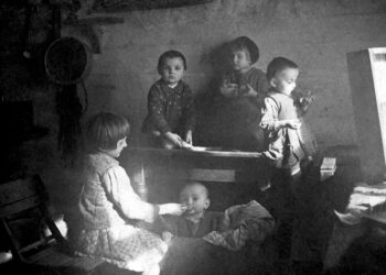 Plenerowa wystawa o&nbsp;rodzinie Ulmów przed&nbsp;Pałacem Prezydenckim