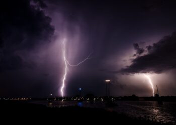 Burze na Podkarpaciu. Od uderzenia pioruna zapaliły się budynki