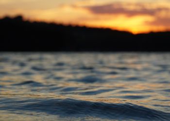 Policyjny stermotorzysta wyciągnął z&nbsp;wody trzech mężczyzn oraz&nbsp;pomógł rannemu