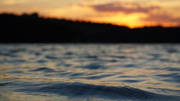 Policyjny stermotorzysta wyciągnął z wody trzech mężczyzn oraz pomógł rannemu