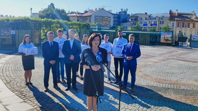Sześćdziesiąt tysięcy podpisów na listach wyborczych PiS