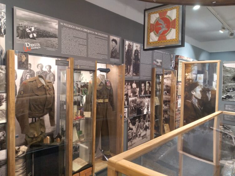 Ekspozycja przedstawiająca losy dębiczan na wystawie w muzeum regionalnym