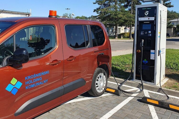 Stacja ładowania aut elektrycznych przy Krośnieńskim Holdingu Komunalnym