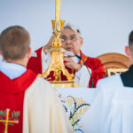 W niedzielnej mszy beatyfikacyjnej rodziny Ulmów uczestniczyło około 37 tys. wiernych (zdjęcia) 39 - Polskie Radio Rzeszów W niedzielnej mszy beatyfikacyjnej rodziny Ulmów uczestniczyło około 37 tys. wiernych (zdjęcia) - Polskie Radio Rzeszów