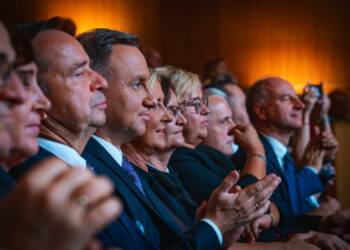 Prezydent z&nbsp;małżonką obejrzeli w&nbsp;Rzeszowie misterium „Przerwane dzieciństwo” (zdjęcia)