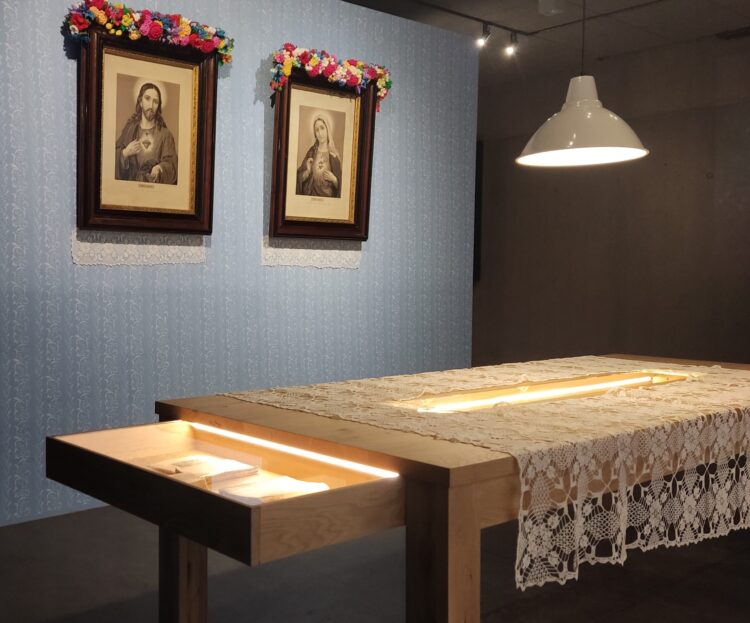 Przedmioty wydobyte podczas ekshumacji rodziny Ulmów na wystawie w Markowej