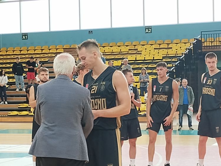 Koszykówka. Miasto Szkła z Pucharem Prezydenta Krosna