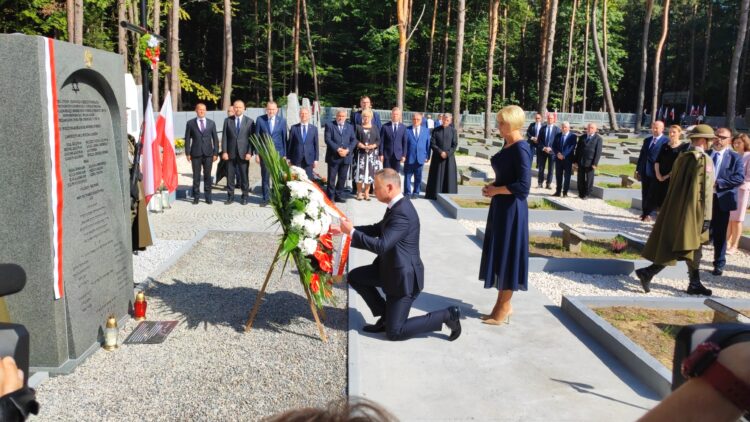 Para prezydencka odwiedziła cmentarz ofiar hitleryzmu w miejscowości Jagiełła-Niechciałki (zdjęcia) 1 - Polskie Radio Rzeszów Para prezydencka odwiedziła cmentarz ofiar hitleryzmu w miejscowości Jagiełła-Niechciałki (zdjęcia)