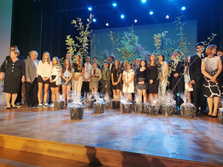 Jabłoń symbolem pamięci o Rodzinie Ulmów. Akcja "Po owocach ich poznacie" w Rzeszowie 1 - Polskie Radio Rzeszów Jabłoń symbolem pamięci o Rodzinie Ulmów. Akcja „Po owocach ich poznacie” w Rzeszowie