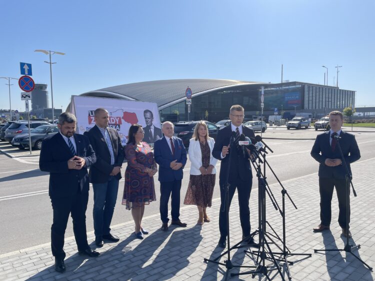 PiS wyrusza w Polskę z banerami „Linia zdrady Tuska”