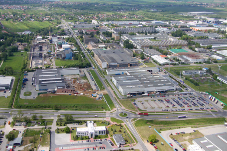 Mieszkańcy Mielca protestują przeciwko planowanej sprzedaży działki obok lotniska