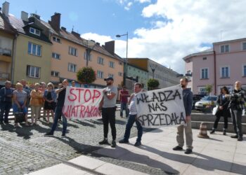 Protest na Rynku w Brzozowie i przed Urzędem Gminy w Nozdrzcu