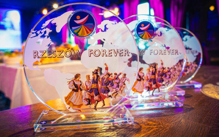 Statuetka XIX Światowego Festiwalu Polonijnych Zespołów Folklorystycznych dla Polskiego Radia Rzeszów