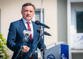 Wręczenie sztandaru Służbie Więziennej w&nbsp;Zakładzie Karnym w&nbsp;Rzeszowie