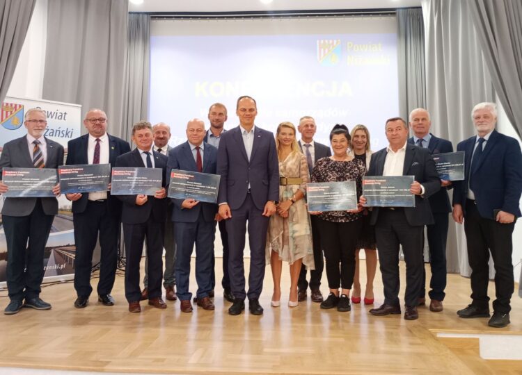 Remonty dróg lokalnych i budowa chodników dla pieszych w powiecie niżańskim