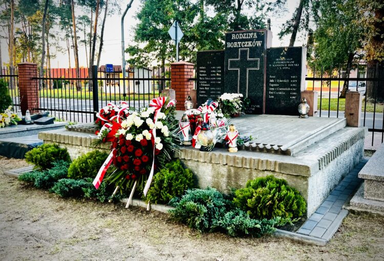 Minister Obrony Narodowej złożył wieniec na grobie rodziny Boryczków