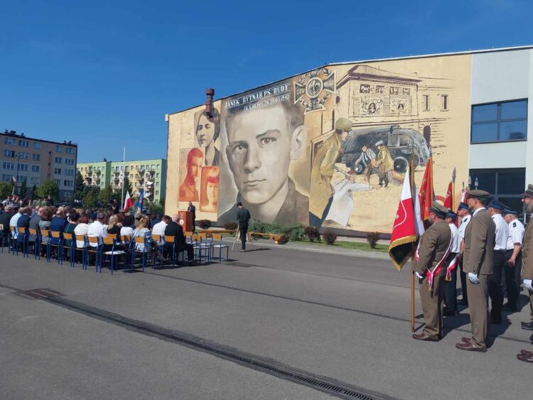 Mural poświęcony Jankowi Bytnarowi został dziś odsłonięty w Kolbuszowej