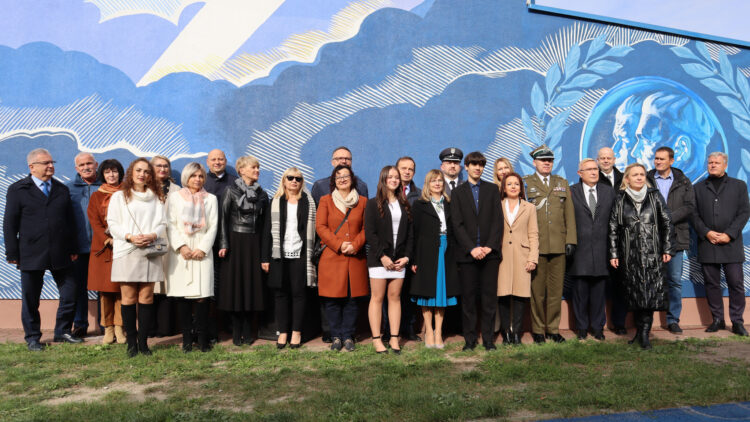 Mural upamiętniający Franciszka Żwirkę i Stanisława Wigurę w Mielcu