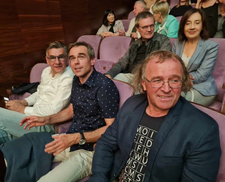 Kamyk metafizyczny w obcym ciele