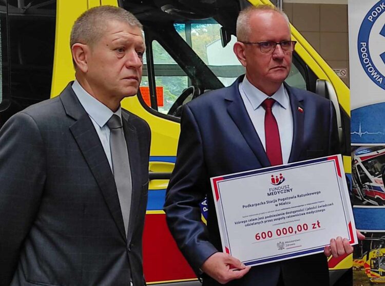 Cztery nowe karetki w Mielcu 1 - Polskie Radio Rzeszów Cztery nowe karetki w Mielcu