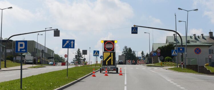 Szef MSWiA: Rząd podjął decyzję o wznowieniu tymczasowej kontroli na granicy ze Słowacją