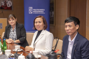 2. Od lewej mgr Edyta Ptaszek Do Minh Tam Nguyen Dinh Ba fot. Beata Motyka Politechnika Rzeszowska