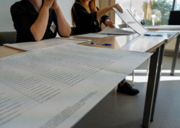 Byliśmy w&nbsp;sztabach wyborczych po&nbsp;ogłoszeniu sondażowych wyników (zdjęcia)