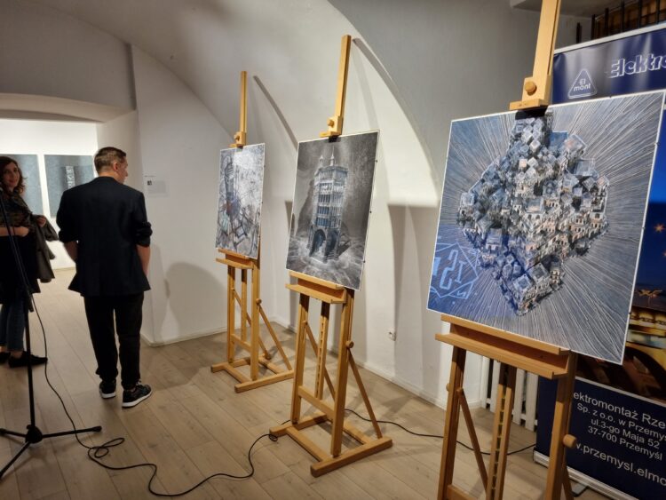 Wystawa wykładowców Instytutu Sztuk Projektowych w przemyskiej galerii