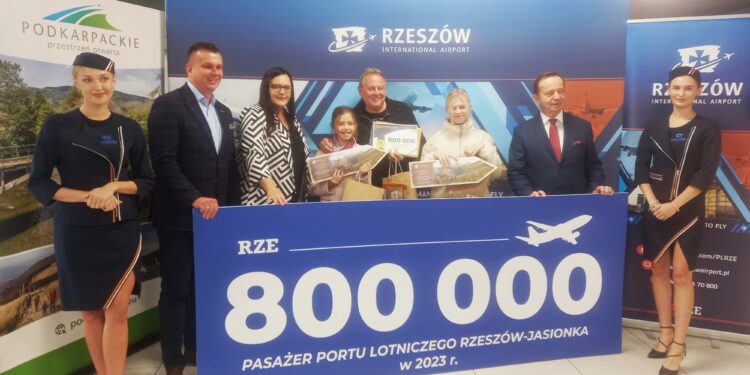 Pan Jacek 800-tysięcznym pasażerem Portu Lotniczego Rzeszów-Jasionka
