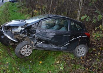 Czołowe zderzenie dwóch samochodów osobowych w&nbsp;Krośnie