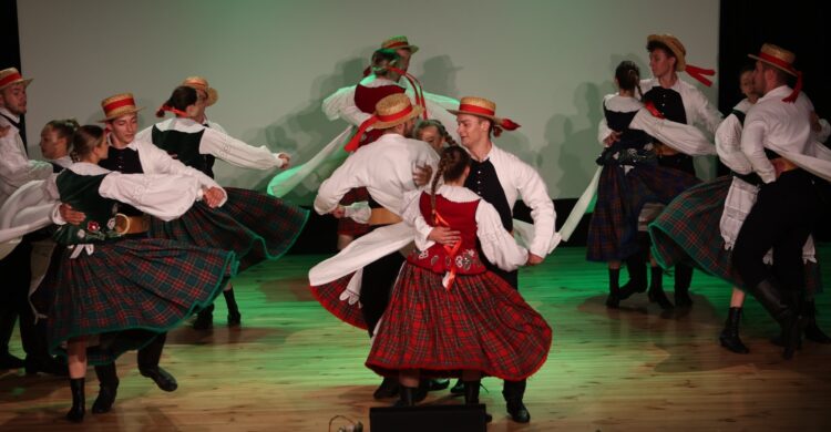 Trwa Ogólnopolski Konkurs Tradycyjnego Tańca Ludowego 1 - Polskie Radio Rzeszów Trwa Ogólnopolski Konkurs Tradycyjnego Tańca Ludowego