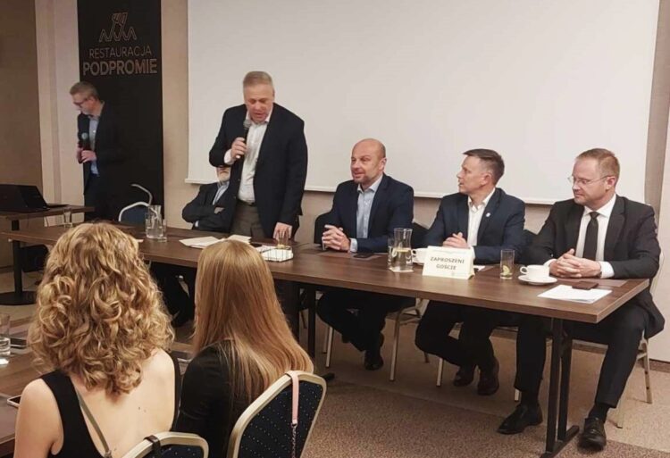 Lekkoatleci czekają na stadion