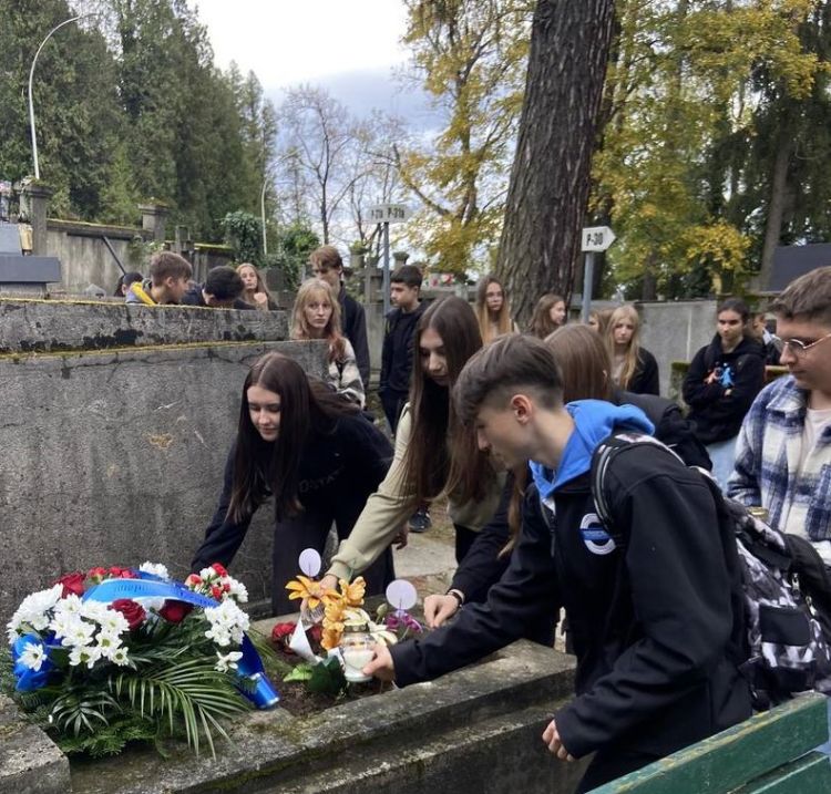 Przemyśl: uczniowie oddali hołd poległym policjantom