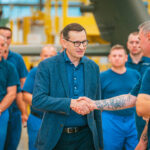 Premier odwiedził PZL w Mielcu. W Stalowej Woli apelował o mobilizację w kampanii wyborczej - Polskie Radio Rzeszów