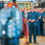 Premier odwiedził PZL w Mielcu. W Stalowej Woli apelował o mobilizację w kampanii wyborczej - Polskie Radio Rzeszów