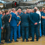 Premier odwiedził PZL w Mielcu. W Stalowej Woli apelował o mobilizację w kampanii wyborczej - Polskie Radio Rzeszów