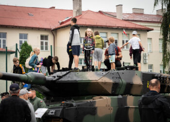 Rzeszowianie świętowali z&nbsp;żołnierzami. Piknik z&nbsp;WOT i&nbsp;służbami mundurowymi (zdjęcia)