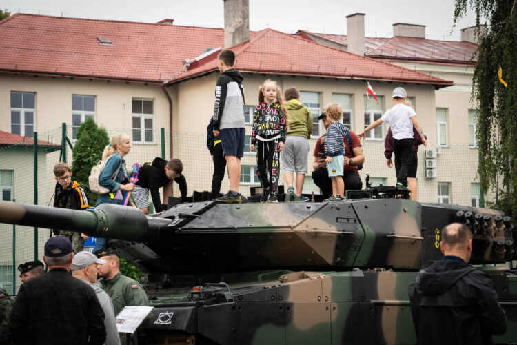 Rzeszowianie świętowali z żołnierzami. Piknik z WOT i służbami mundurowymi (zdjęcia) 1 - Polskie Radio Rzeszów Rzeszowianie świętowali z żołnierzami. Piknik z WOT i służbami mundurowymi (zdjęcia)