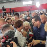 Premier odwiedził PZL w Mielcu. W Stalowej Woli apelował o mobilizację w kampanii wyborczej - Polskie Radio Rzeszów