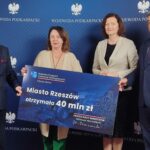 Blisko dwa miliardy złotych trafi do podkarpackich gmin i powiatów 2 - Polskie Radio Rzeszów Blisko dwa miliardy złotych trafi do podkarpackich gmin i powiatów - Polskie Radio Rzeszów
