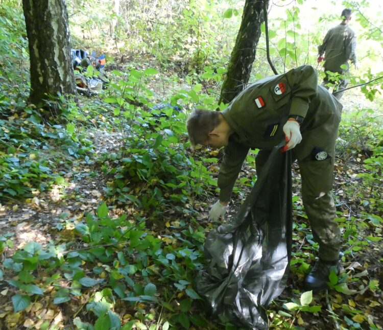 Wielkie sprzątanie nad Jeziorem Solińskim