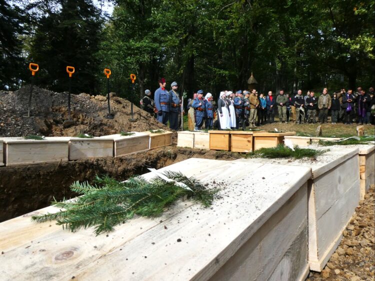 Uroczystości pogrzebowe na szczycie góry Manyłowa