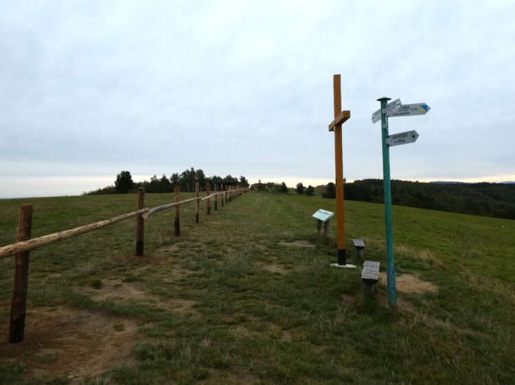 Na popularnym szlaku na górze Przymiarki stanął płot