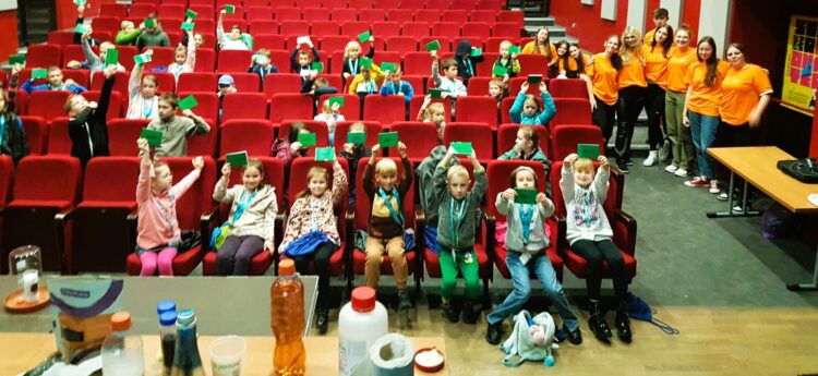 O groźnym tlenie w niegroźny sposób - DUT w Ustrzykach Dolnych wystartował 1 - Polskie Radio Rzeszów Magicznym wykładem rozpoczął się kolejny semestr DUT w Zarszynie