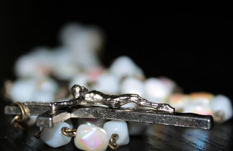 Poczta Polska wprowadza znaczki „Różaniec” i kartkę pocztową „45. rocznica wyboru Karola Wojtyły na papieża”