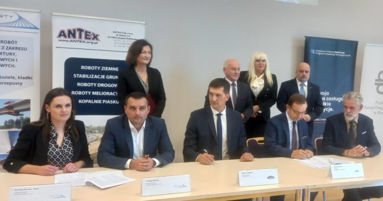 W Jasionce podpisano umowę na realizację kolejnego etapu tak zwanej „drogi lotniskowej”