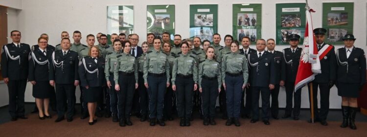 Nowi funkcjonariusze podkarpackiej KAS złożyli ślubowanie 1 - Polskie Radio Rzeszów Nowi funkcjonariusze podkarpackiej KAS złożyli ślubowanie